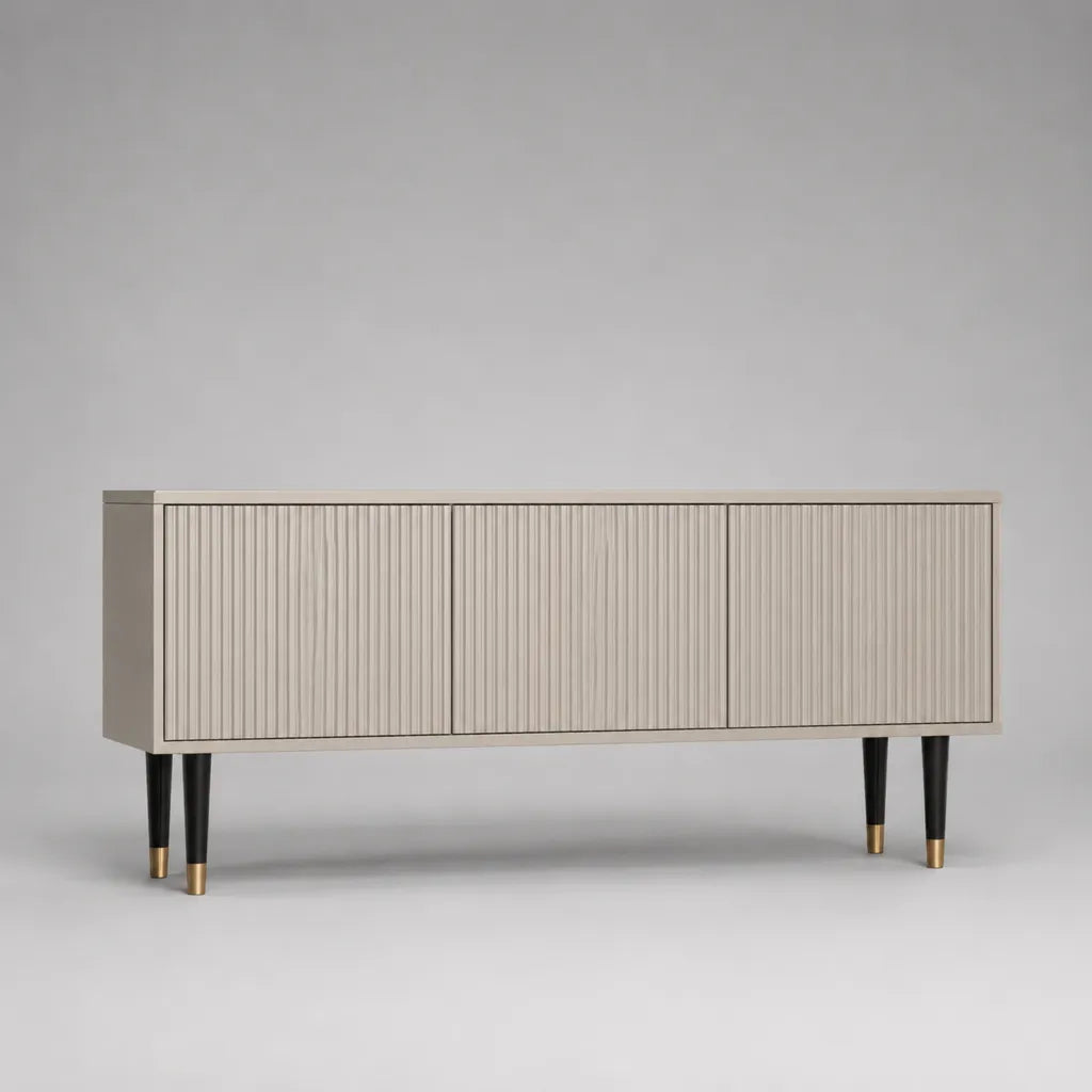Meuble TV bas en MDF avec 3 portes et front de rainure, beige, noir et laiton, 160 × 40 × 65 cm