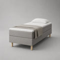 Lit double lit simple 90 × 200 cm avec matelas et topper, housse en tissu, gris clair, blanc et couleurs naturelles